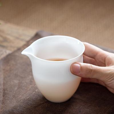 White Porcelain Fair Cup Ceramic Tea Dispenser Kung Fu Tea Set Household Tea Sea Tea Pourer Mixing Cup Male Cup Tea Strainer Set