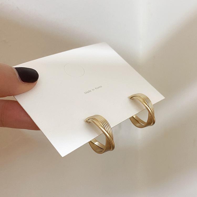 

Южная Корея Дондэмун Серьги: Женские простые универсальные металлические серьги-кольца, холодный стиль