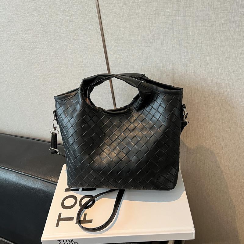 Sense niche woven bag 2026 autumn and winter new fashion messenger bag women's niche shoulder handbag