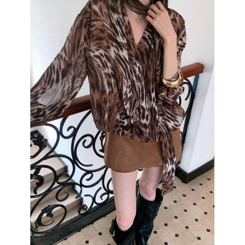 Real Shot of In-Stock Vintage Wild Style Lightweight Chiffon Leopard Print Shirt with Tie Collar Leopard Print S
