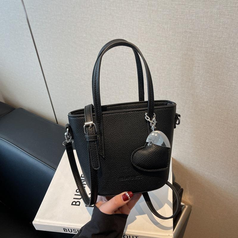 

New bucket women s bags are fashionable and simple, summer versatile handbags, large-capacity textured messenger bags are trendy чорний