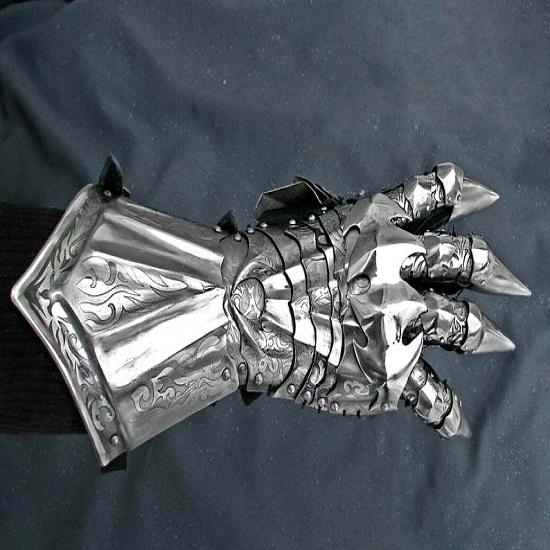 Středověký pár rukavic s rytířskými brněními akcenty křižácké rukavice