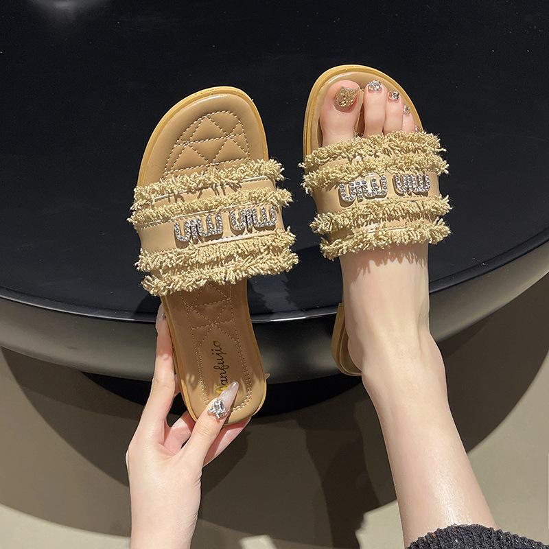 French Small Fragrant Style Slippers Women's Summer Wear 2025 New Internet Celebrity Fashion Rhinestone Flat Bottom Beach Sandals