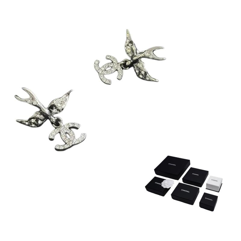 

CHANEL [25S Spring and Summer] Feiyan double C shape design metal earrings women s silver срібний