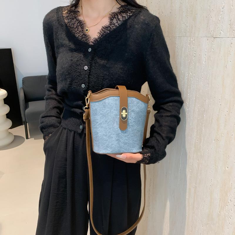 Retro Niche Bag Women's Bag 2025 New Popular Aesthetic Summer Texture Messenger Bag Fashionable Shoulder Bucket Bag