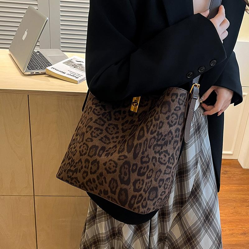 Large Capacity Commuter Tote Bag Winter New Fashionable Versatile Shoulder Bag Women's Bucket Bag