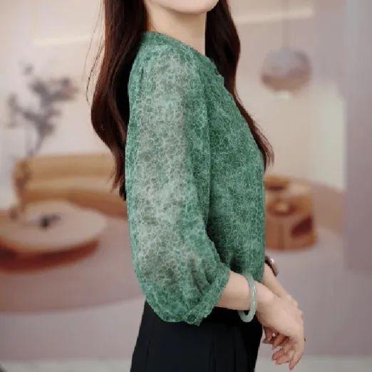 Fashionable and Breathable Summer Shirt for Women with Floral Print, Thin and Airy, Stylish and Slimming, Perfect for Moms