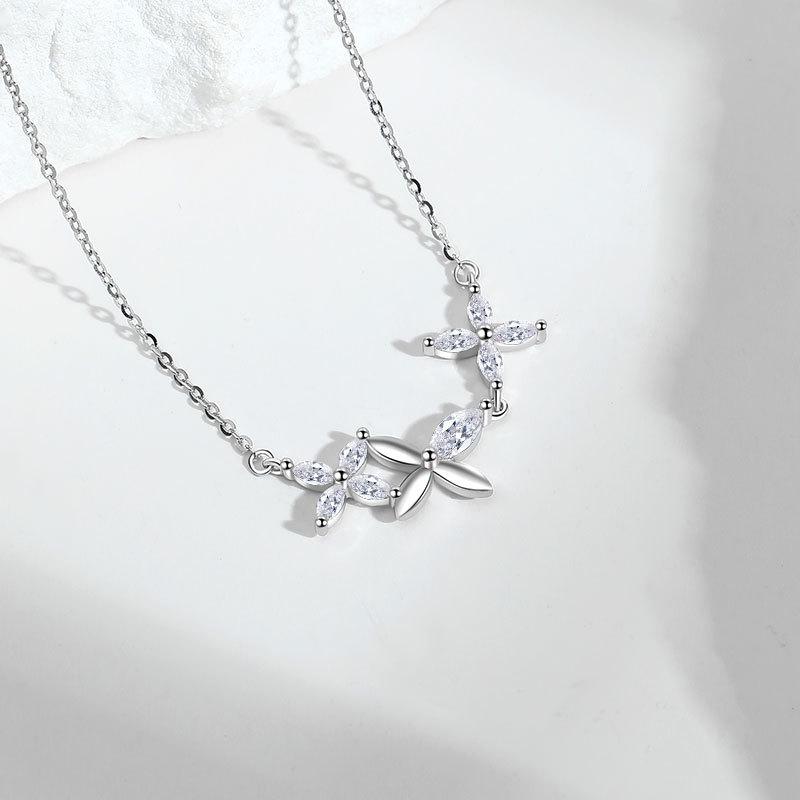 Sweet flower necklace female Korean version simple four-leaf flower year winter collarbone chain neck chain