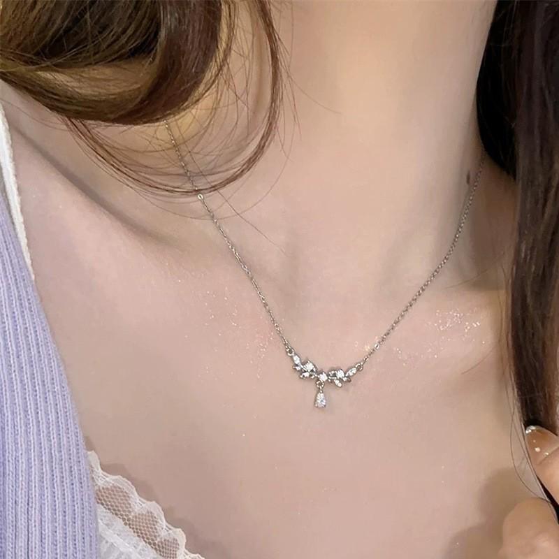 Elegant Metal Heart Clavicle Necklace for Women - Light Luxury Design