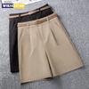 Pantaloni Scurți Casual Lărgi Culoare Kaki Femei Vară Noi Uni Largi Până la Genunchi Pantaloni Scurți Fierbinți Coreeni Versatili Talie Înaltă Pantaloni Scurți de Costum Doamne