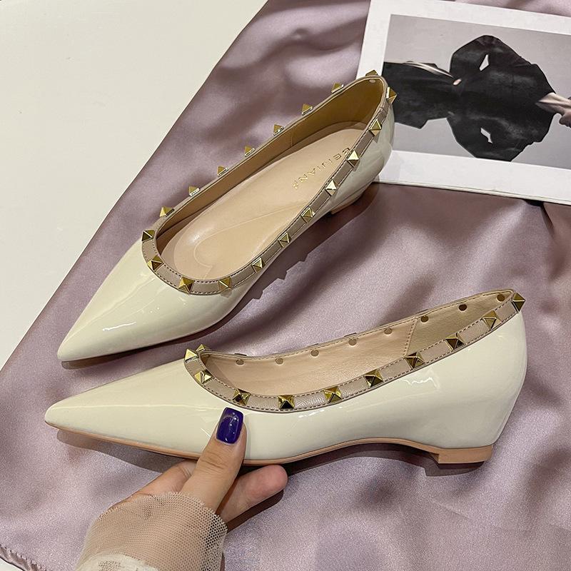 

Продвинутый сенс заклепка темперамент маленький человек внутренняя высота увеличение одинарная обувь женская танкетка острый носок универсальная плоская подошва 40