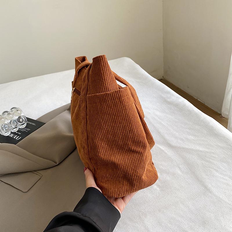 Autumn and winter large-capacity bag women's 2025 new Korean version corduroy tote bag college students commuting shoulder bag