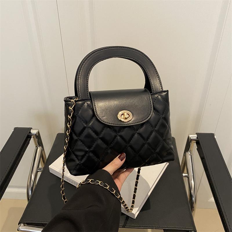 2025 Korean simple diamond small fragrant wind women's bag chain small bag, fashionable messenger hand carry portable messenger bag