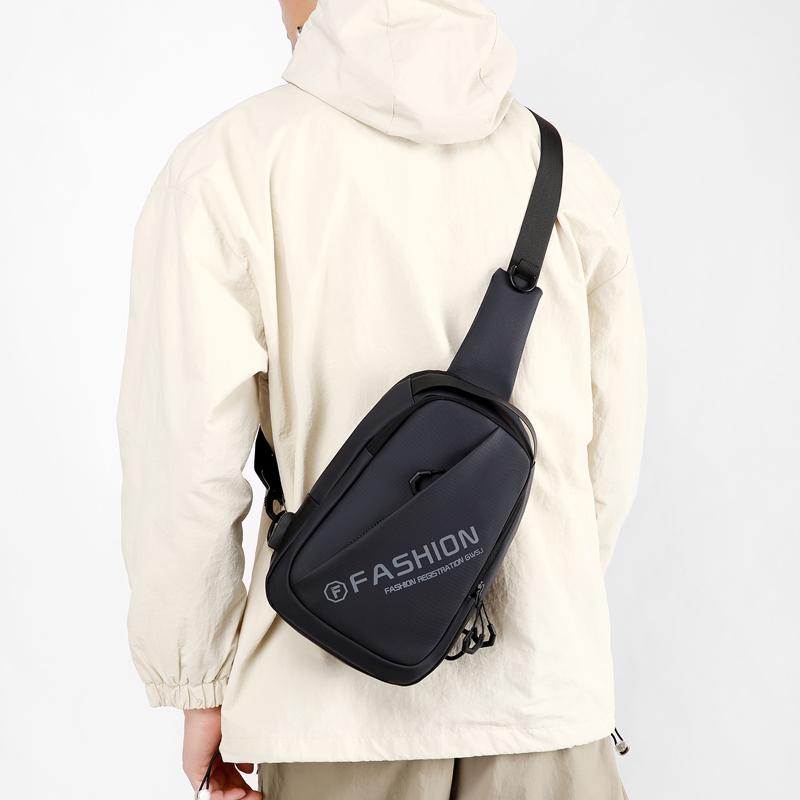 Sportliche wasserdichte Herren-Umhängetasche - USB-Powerbank-Anschluss + Brusttasche mit mehreren Fächern (Schweißabweisendes & Strapazierfähiges Design)