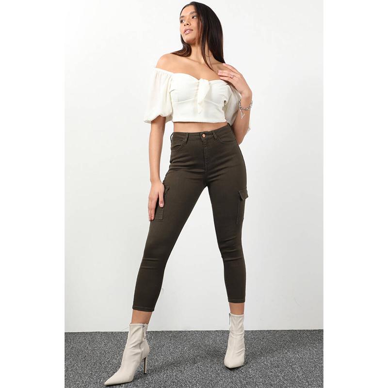 

Женские джинсы карго с карманами и высокой талией цвета хаки