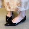 Französische schwarze spitze dicke Absatz-Retro-Single-Schuhe leichte Öffnung niedrige mittlere Absatzschuhe Pendler-Arbeitsschuhe