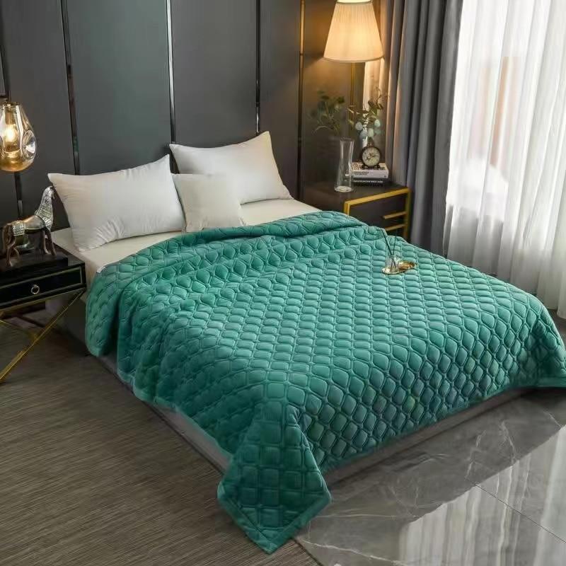 Soft Velvet Quilted Bed Cover Blanket Short Plush Sofa Towel Anti-slip Bed Sheet 270x230cm Bedspread Bottom Solid Color or Printing Random