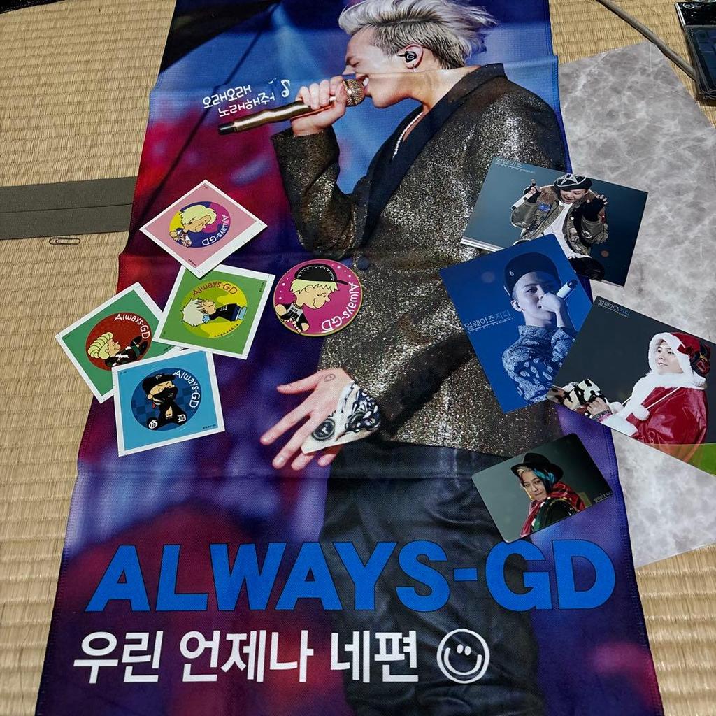 [USED] BIGBANG GD Tapestry Stickers Badges Postcards Cased