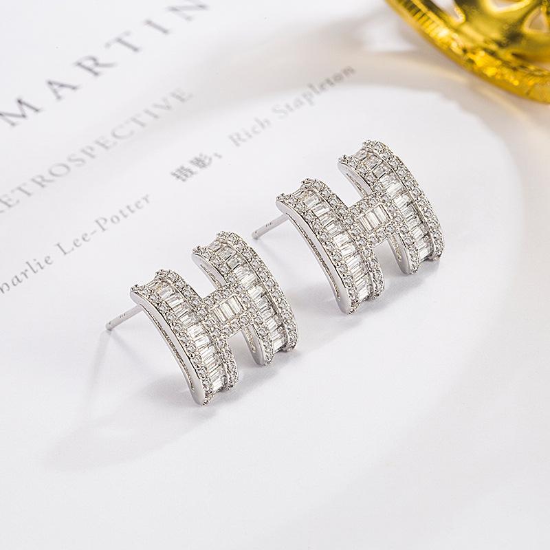 Koreanska Zirkon H-Bokstav Öra Kvinnlig Design Högkvalitativ Känsla Hängande Örhängen För Kvinnor Mode Lätt Lyx Smycken Gåvor