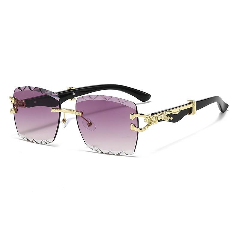 New square sunglasses leopard temple design sunglasses show a small face outdoor posing sunscreen glasses