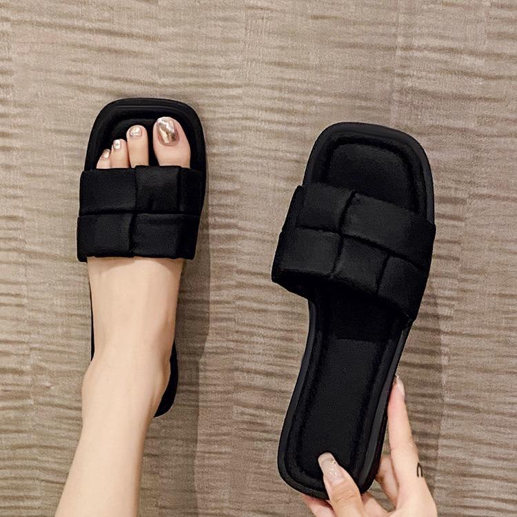 Beautiful cool slippers women's summer wear fashionable versatile skirt new fairy style French flat beach shoes