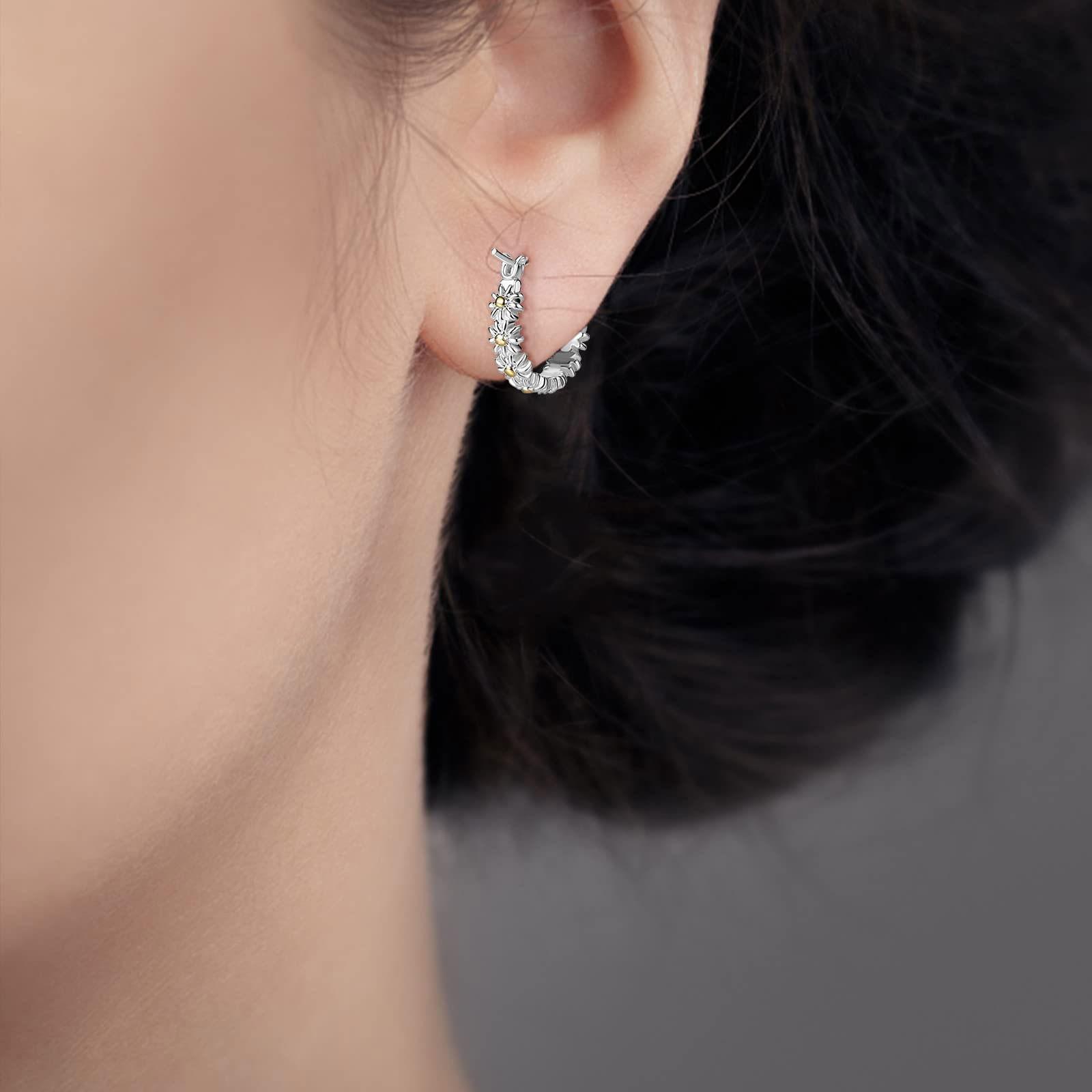 Маленькие креативные женские серьги с изображением ромашки — фото 4