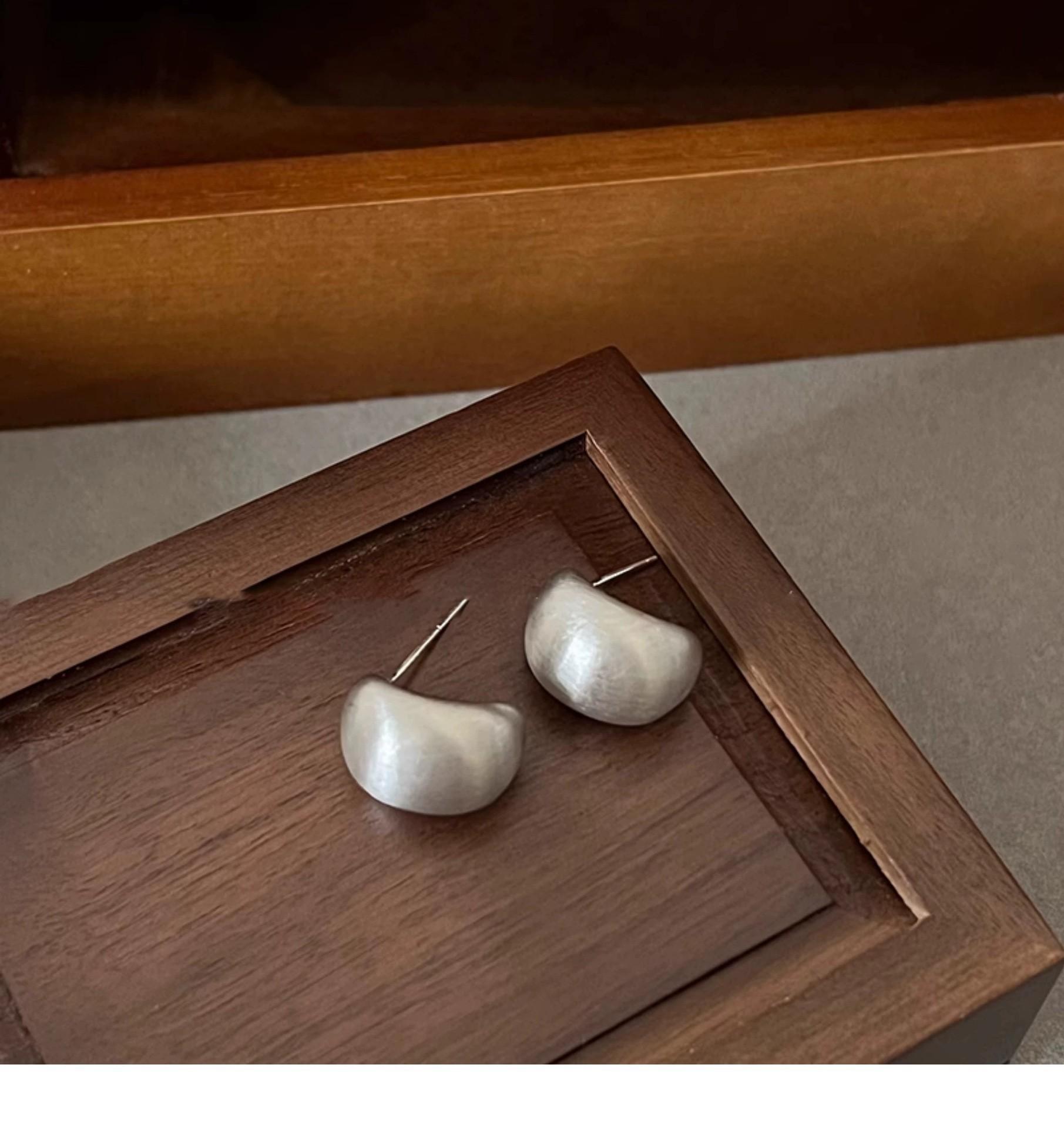 

Серьги-пусеты в форме буквы С с матовой отделкой, серьги с простым и холодным характером, нишевый высококлассный темперамент, универсальные серьги.