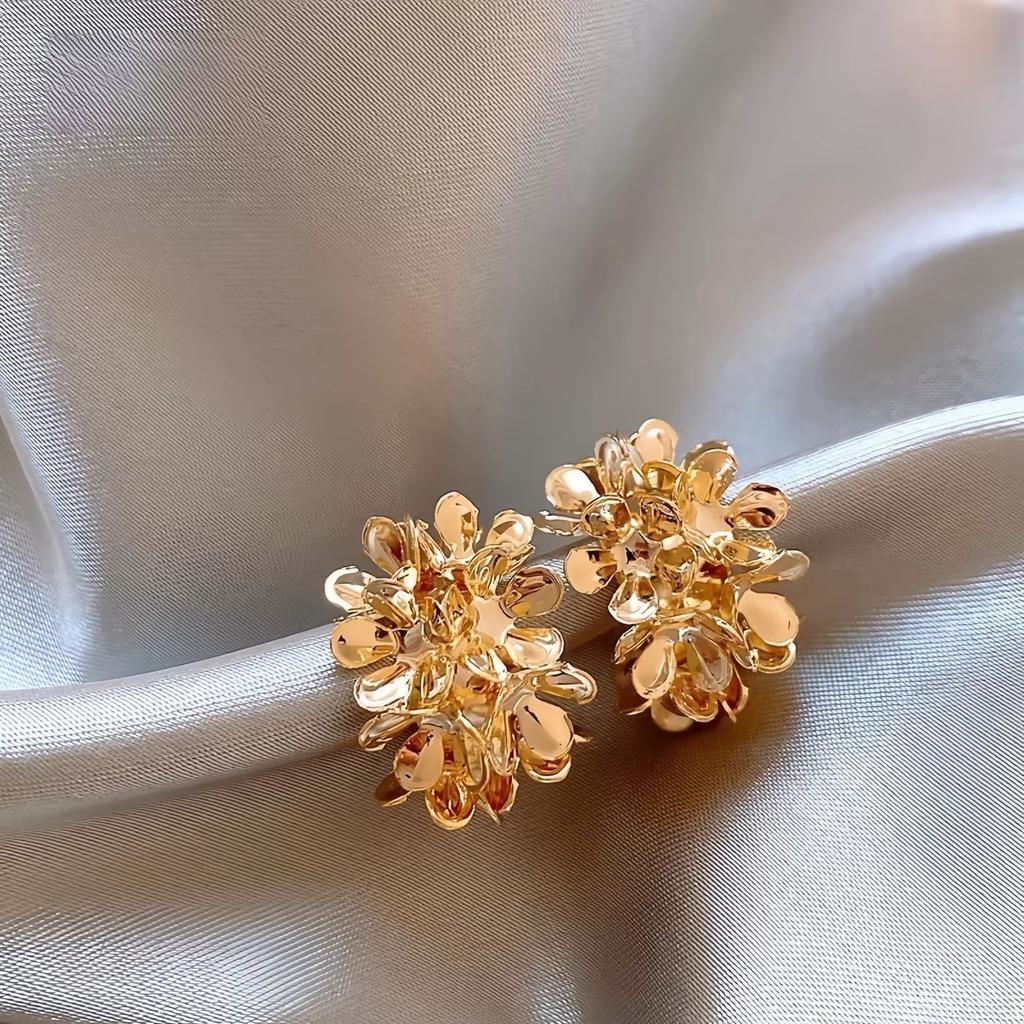 Trend Blossoms Golden Flowers C-shaped Dangle Earrings for Women Hyperbole Ear Jewelry Accessories Girl Gift