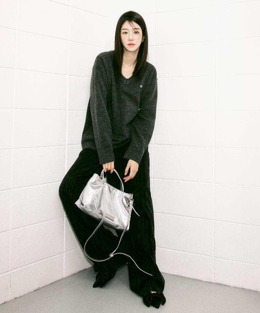Nigaennikol Butterfly Patch V-Neck Knit_Charcoal