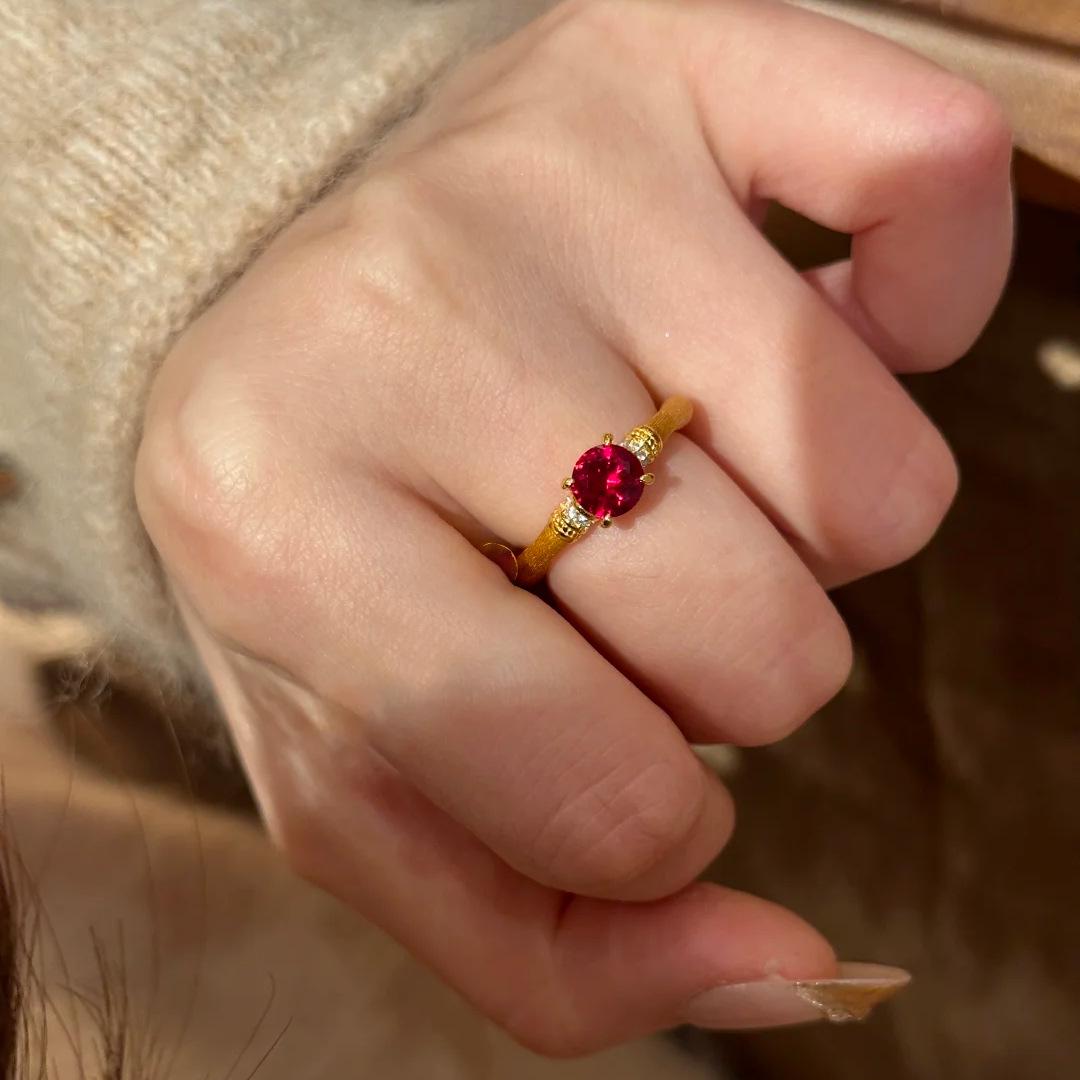 2026 Кольцо из желтого золота с бриллиантом и красным корундом, матовое, бамбук, женское, новое, китайское, сборное, бамбук для безопасности, синий шпинель, одинарное кольцо Resizable