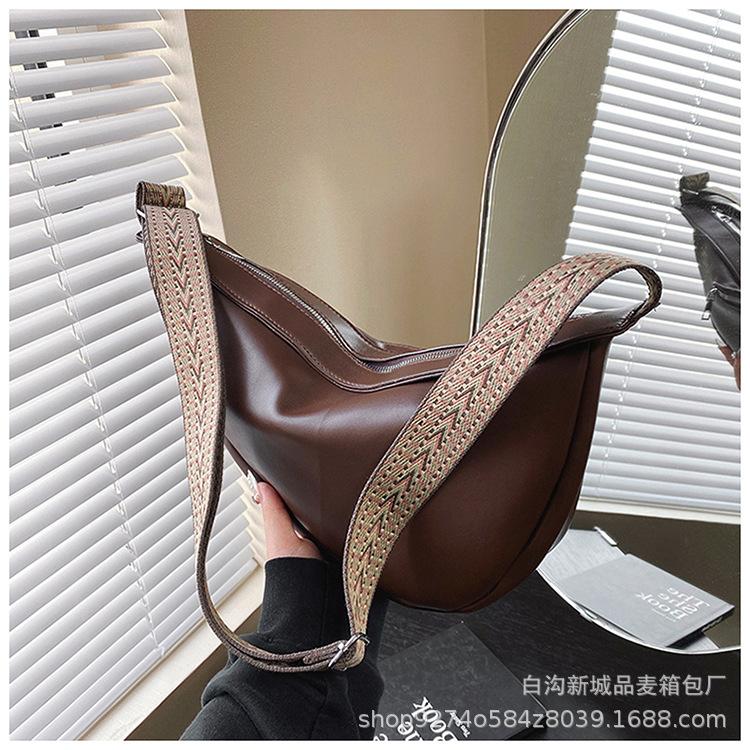 

2025 new bag niche design women s bag high-end sense light luxury underarm bag moon tooth bag commuter messenger dumpling bag коричневий