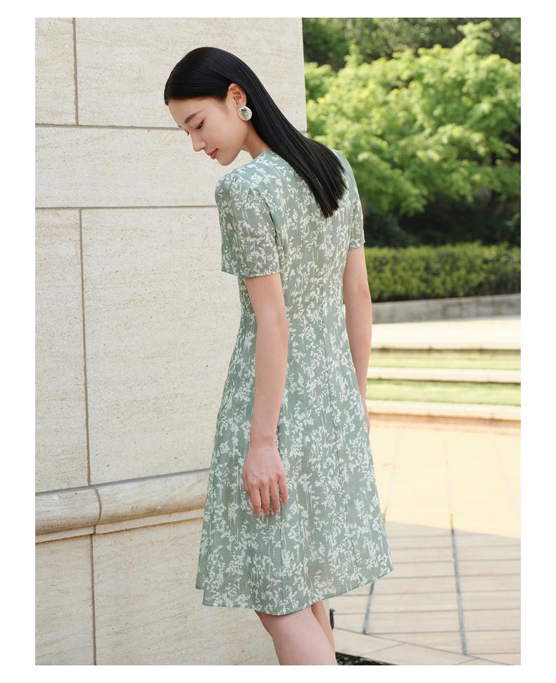 Jiuzi Anna Kou Romantic and Elegant Floral Micro Wrinkle Texture V-neck Waist Dress for Women 2024 Summer New Style