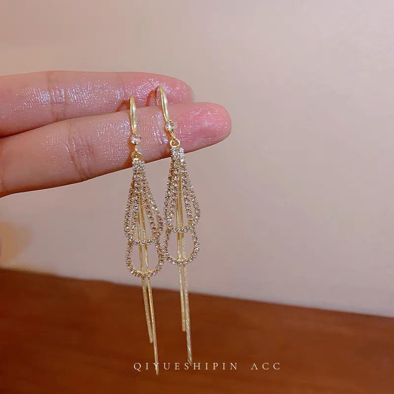 High-End Heart Tassel Earrings: Slimming, Long Dangle for Round Faces - Luxurious and Niche Design
