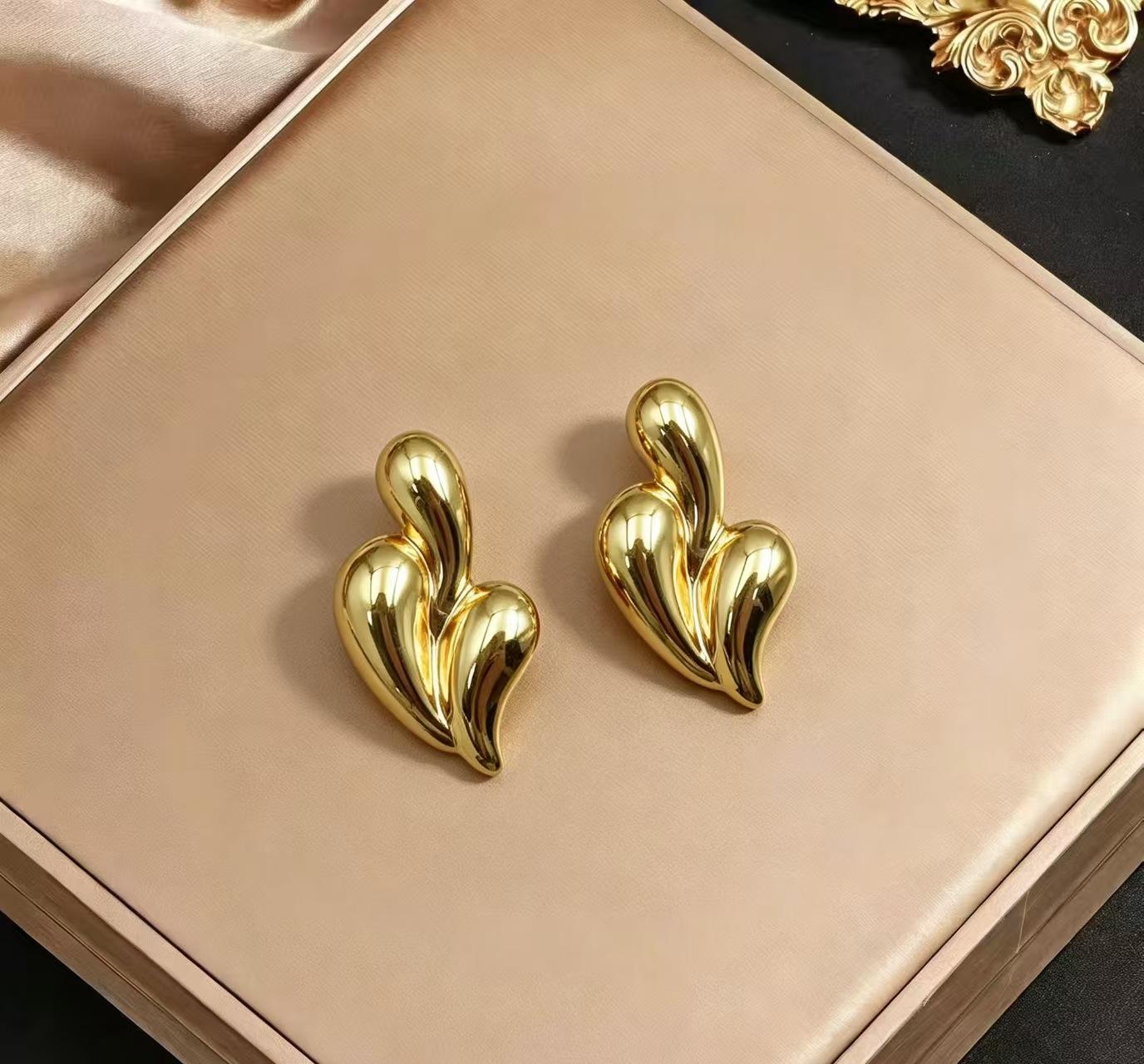 

Stainless steel gold earrings, niche design sense light luxury metal studs, gentle temperament versatile earrings
