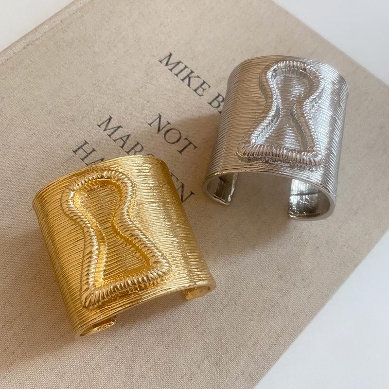 High-End Retro Hourglass Bangle: Luxury Texture Women's Statement Jewelry