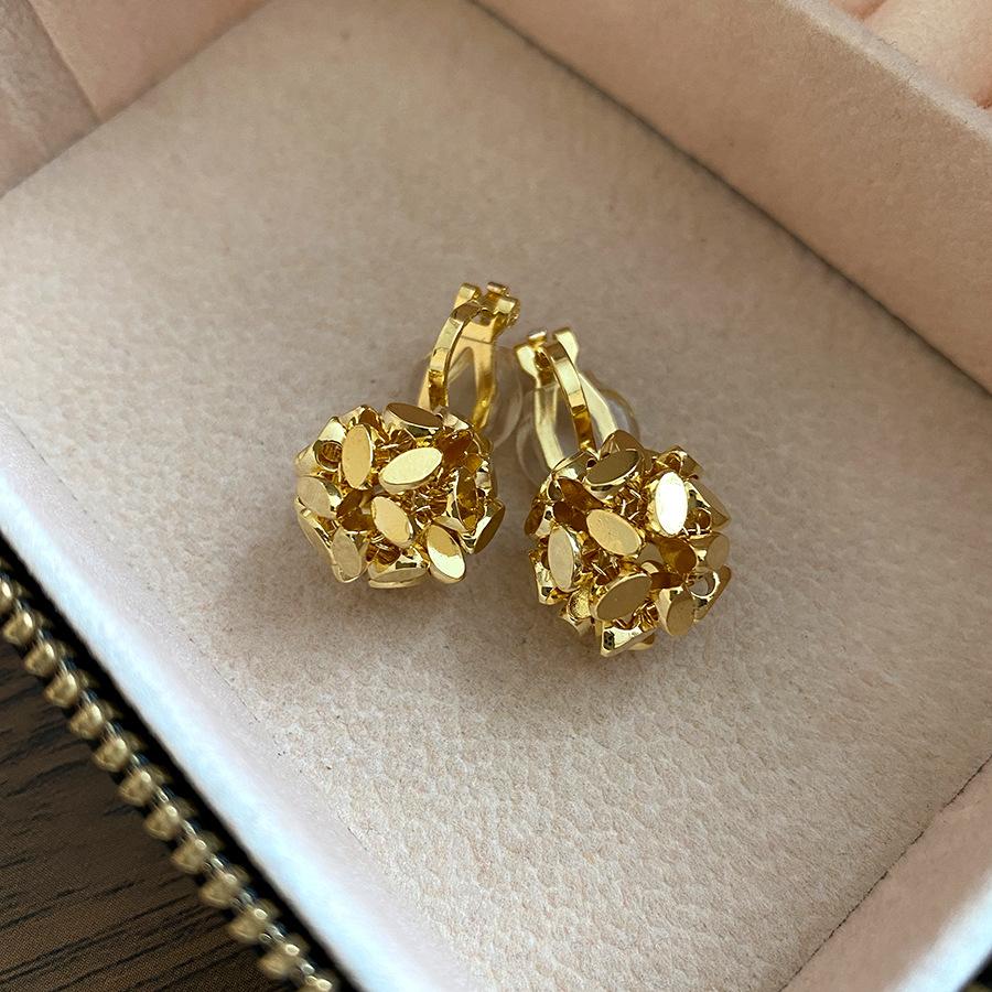 

K real gold electroplated flower cluster ear clips European and American retro simple fashion temperament earrings light luxury high-end earrings