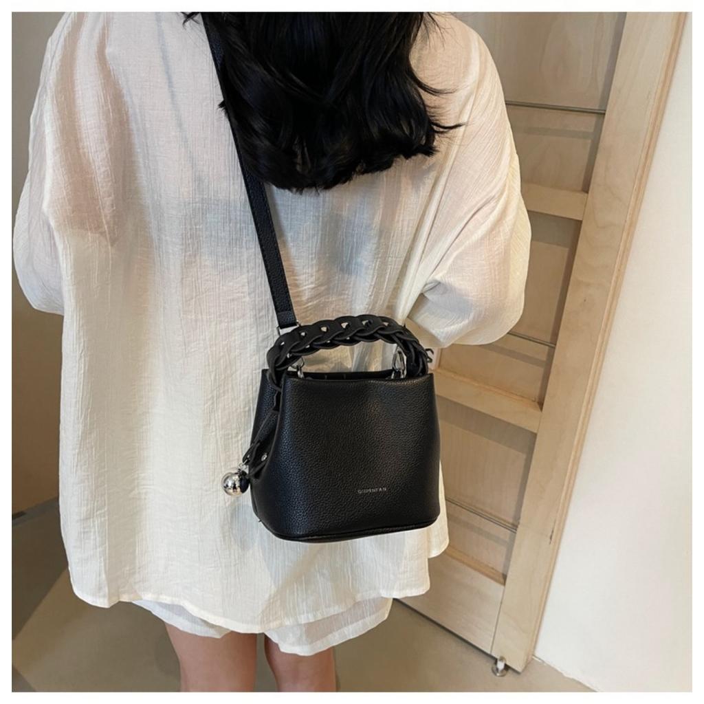 Ladies' Elegant Woven Bucket Bag Crossbody Bag - Detachable Shoulder Strap, Magnetic Buckle Design, Large Capacity Handbag