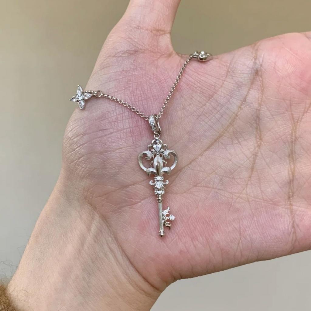 Brushed Craft Medieval Vintage Iris Key Necklace Light Luxury Niche High-End Clavicle Chain