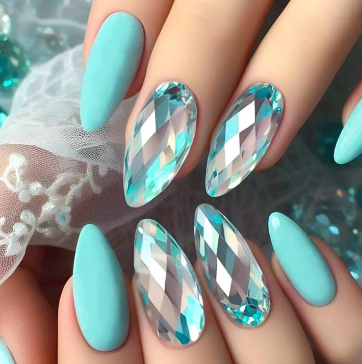 

Wearing high-end fake nails, almond shaped nails, water droplet diamond shaped crystal nail art