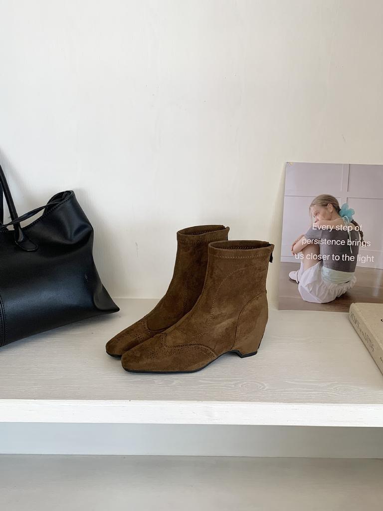 Autumn and winter new French retro inner height increase small square head short boots women's thin boots thick heel Chelsea boots women