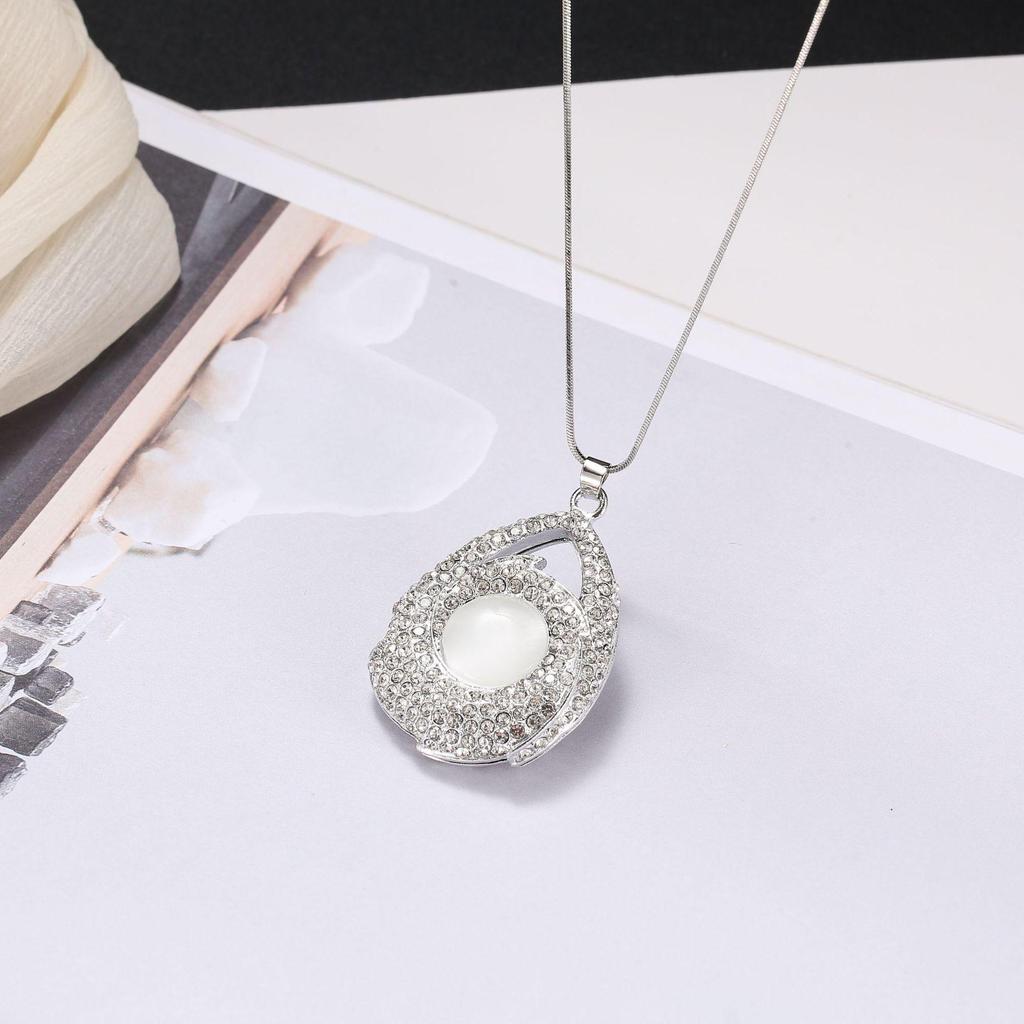 Luxury Non-Fading Korean Fashion Sweater Necklace: Autumn/Winter Women's Niche Design Pendant