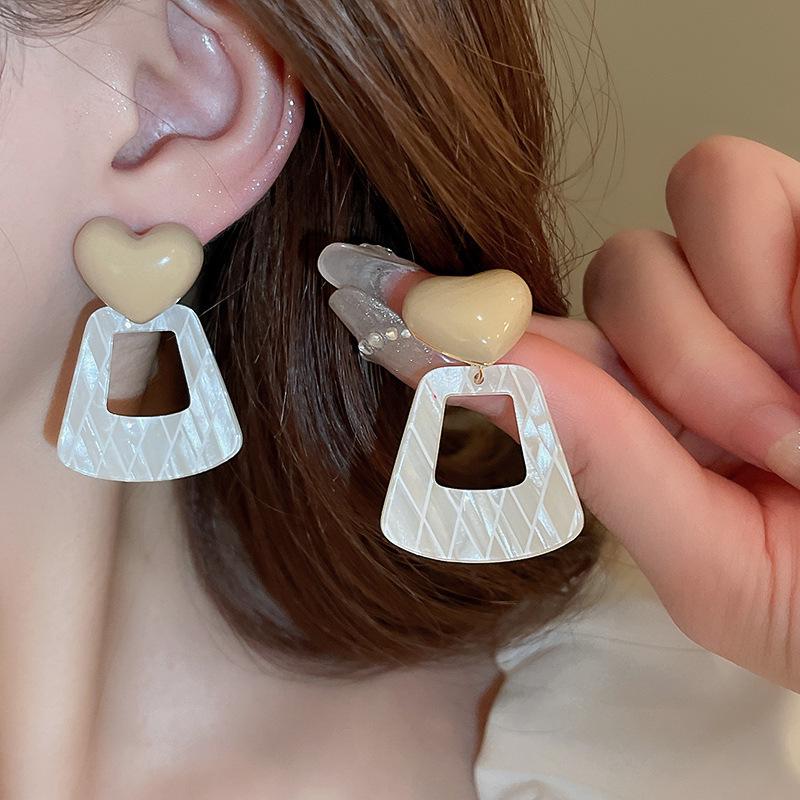 Elegant Heart Pearl Flower Stud Earrings - Stylish and Versatile for Women