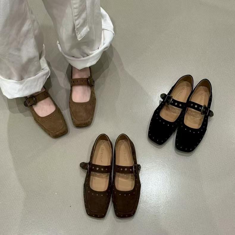 Retro Fashionable Rivet Square Head 2025 Autumn New One-word Buckle Shallow Mouth Huge Good-looking Single Shoes Niche Flat Bottom Mary