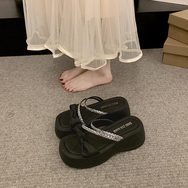 

Красивые тапочки женские летние модные и высококлассные новые темпераментные тапочки со стразами на толстой подошве пляжные крутые тапочки 40 чёрный