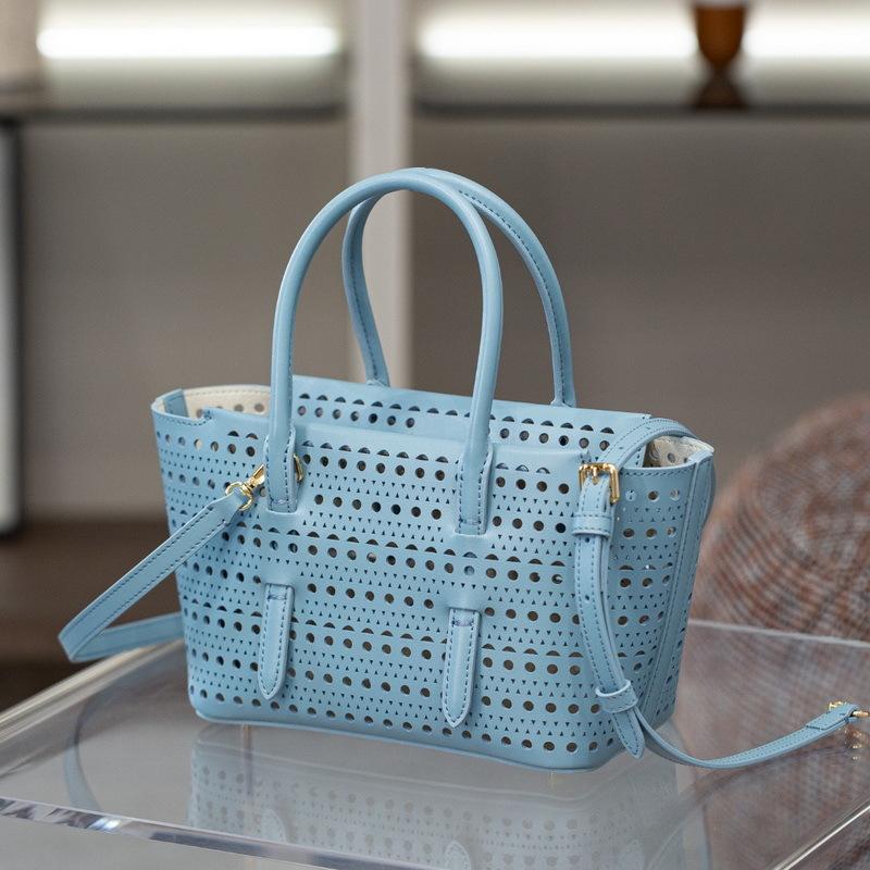 

2025 Новая женская сумка из натуральной кожи 20 см с полой резьбой, маленькая корзина, мини-ручная сумка на одно плечо, маленькая сумка Cross Border 20x15x10CM джинсовый синий