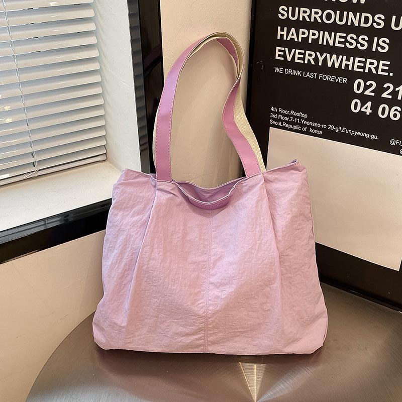 

2025 повседневная нейлоновая сумка повседневная однотонная простая большая вместимость студенческая для поездок на учебу класс на плечо подмышку фиолетовый