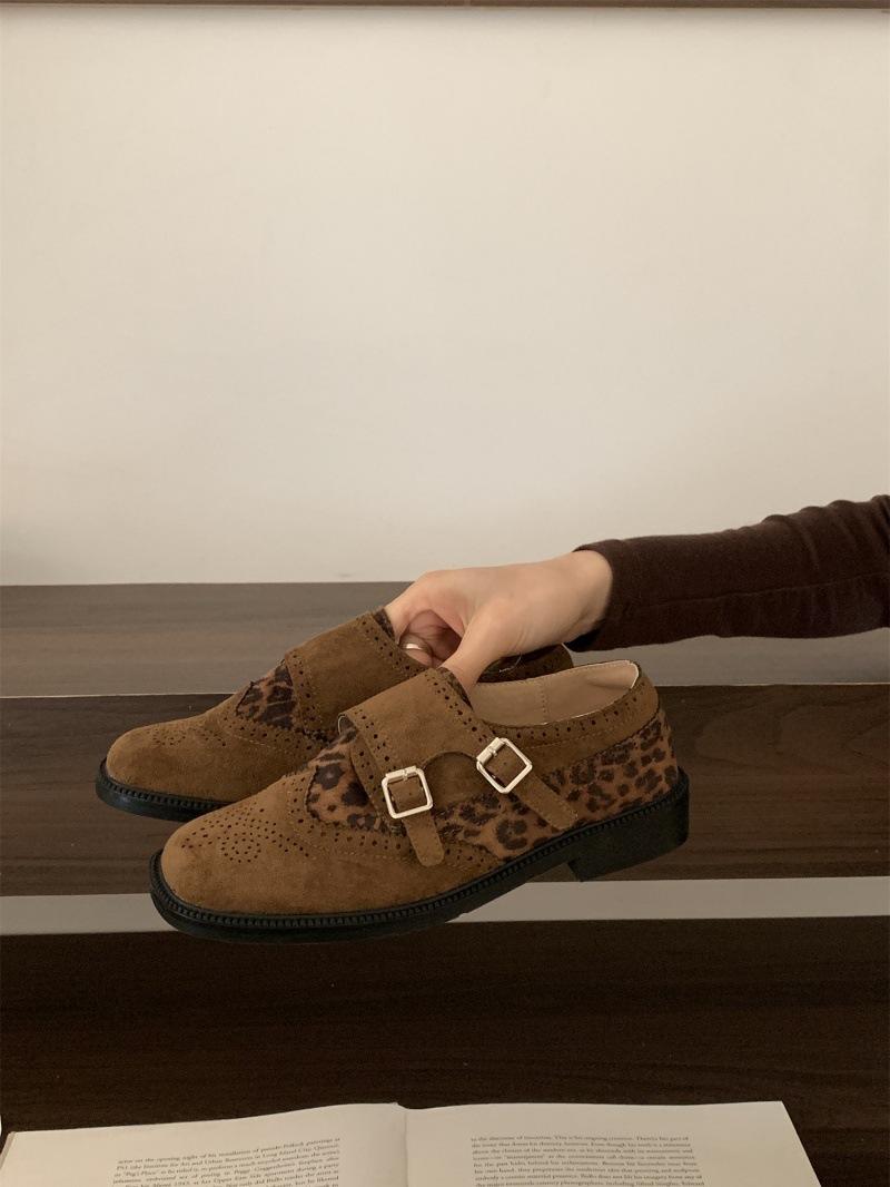 

Французские ретро гравированные туфли в британском стиле, женские, новая коллекция 2025 года, с квадратным носком, с неглубоким вырезом, лоферы на один шаг для ленивых通勤 39 цветной печати леопарда