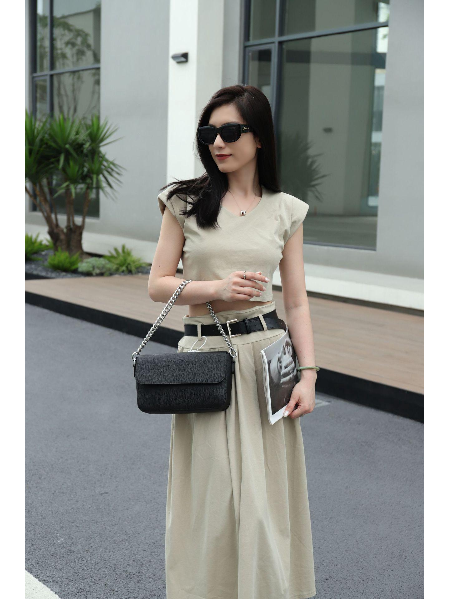 

Women s Genuine Leather Chain Box Crossbody Bag - Trendy Square Design 25x8x17 CM