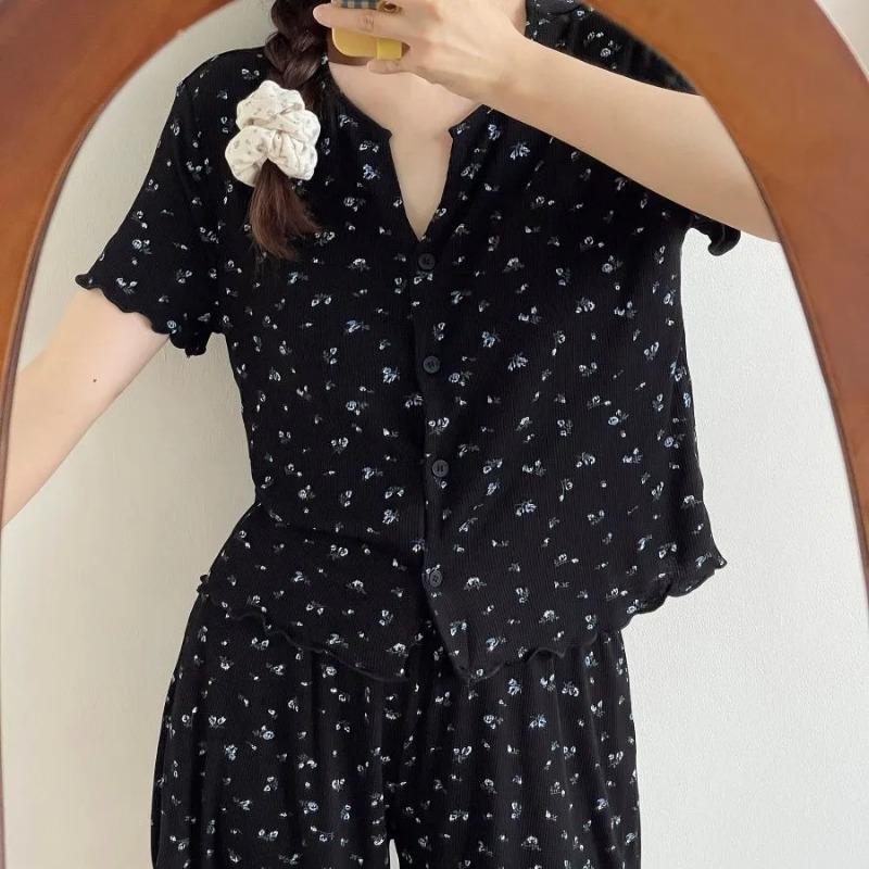 

Женский милый сиреневый комплект для дома с цветочным принтом и коротким рукавом в рубчик M чёрный