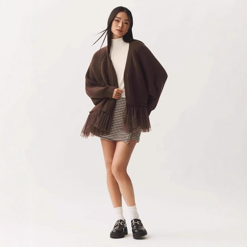 Mentazöld kötött pulóver V-nyakkal és rétegzett tüll fodros szegéllyel